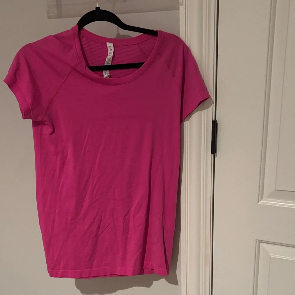 lululemon athletica Bright Pink Short Sleeve Tee - Picture 1 of 2